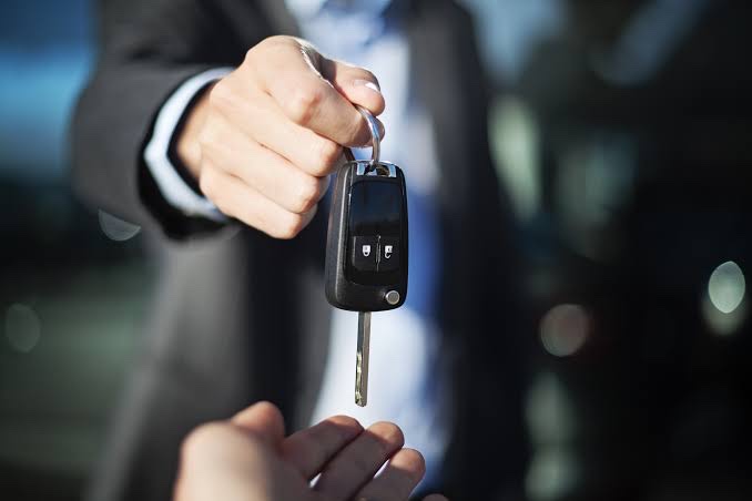 Fahrzeugübergabe mit Barzahlung beim Autoankauf